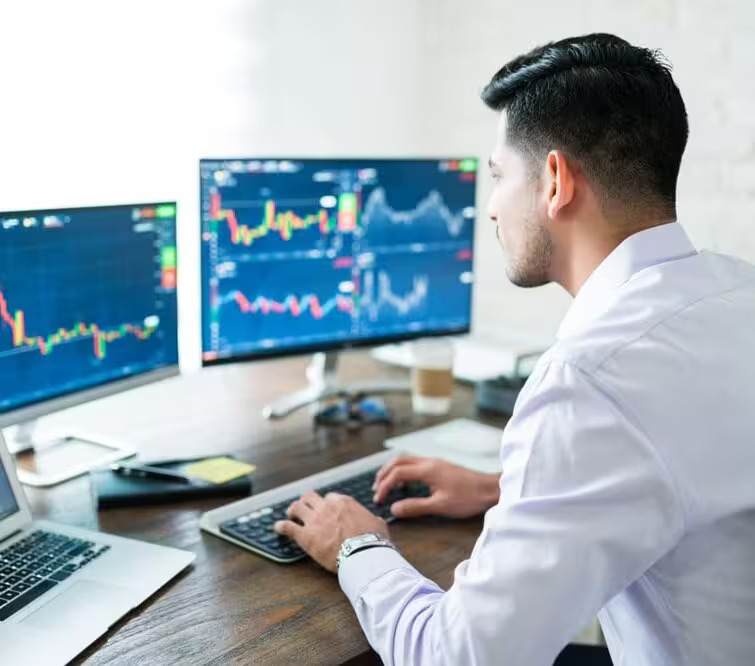 Echipă de trading care analizează împreună grafice de performanță